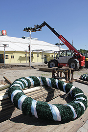 Kränze für das Zelt der Ochsenbraterei (©Foto. Marikka-Laila Maisel)